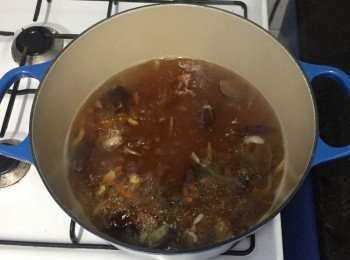 step2: 將紅棗、蓮子先煲20分鐘、再加入百合及杞子多煲40分鐘。最後加入桃膠及冰糖多煲15分鐘即可。