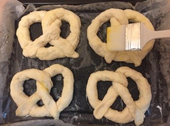 step10: 打勻雞蛋，燙好的德國結掃上蛋漿。