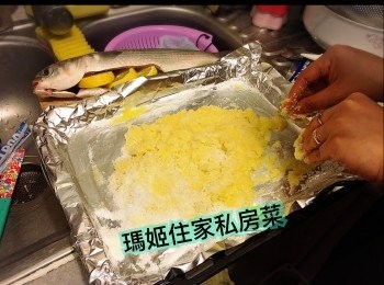 step5: 拎開烏頭魚放好👉🏻在錫紙上倒下粗鹽（大約一包半，因為要視乎條魚嘅大細）👉🏻倒預先撈勻既麵粉雞蛋👉🏻撈勻粗鹽