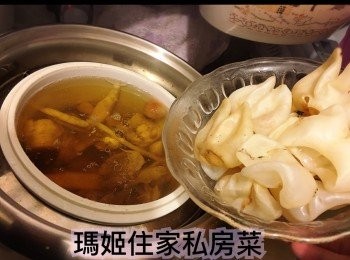 step3: 之後先下雞泡膠燉1小時👉🏻下鹽
完成