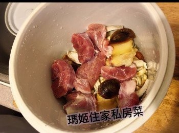 step2: 將所有材料放入燉盅（除了雞泡膠），下水燉1.5小時👉🏻