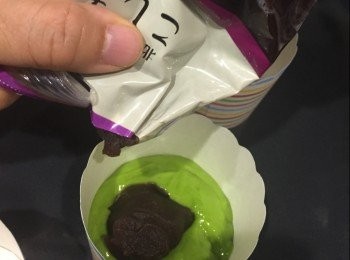 step3: 再將紅豆蓉加一茶匙在麵糊上