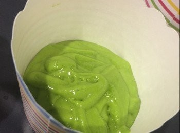 step2: 倒麵糊入杯至三份一