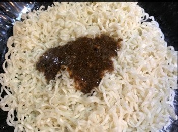 step2: 麵不要煮太軟，起鍋前沖一次冷水可以比較Q彈。麵醬拌勻就好了。

酸豆角，榨菜粒，辣椒醬，香油拌勻當配料，灑點蔥花。小弟做的當天沒有酸豆角，榨菜跟蔥花，但是一樣很好吃