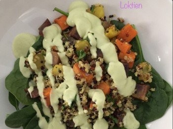 step4: 除了青檸以外，將沙律醬的材料全部放入攪拌器攪至濃綢後，加入靑檸汁攪拌和調味。

將適量的蕃薯和藜麥放在碟上，伴上牛油果沙律醬，灑上烘過的松子，便成。