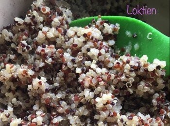 step2: 藜麥用清水沖洗乾淨後，放入㷛𥚃，倒入清水至蓋過藜麥，用大火㷛滾後，以中細火煮至水乾至熟。途中要不時攪拌以免痴底。熟後加入鹽和黑胡椒粉調味。

如果想要味道豐富一些，可改用雞湯代替清水。