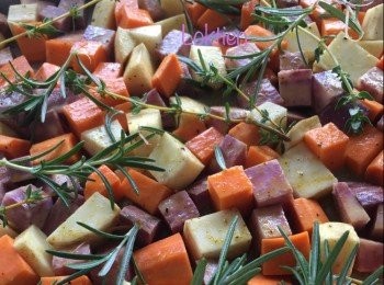 step1: 將蕃薯刨皮切粒，放在焗盆裡。加入橄欖油，辣椒粉，鹽，黑胡椒粉和香草攪拌均勻。放入焗爐以200度焗30分鐘或至熟。如不喜歡焗可用水煮熟。