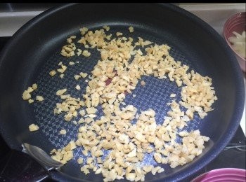 step1: 首先將菜脯切細粒，如圖，白鑊炒香，備用