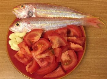 step1: 先將魚洗淨，蕃茄切細粒備用，蒜頭去皮，拍碎再切粒備用。
花甲需要吐沙，可以放於盆內，開清水落些鹽，放入花甲吐沙約45分鐘至1小時左右。