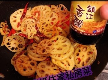 step7: 放埋蓮藕落去炒勻👉🏻如果見啲汁唔夠下多少許鎮江香醋