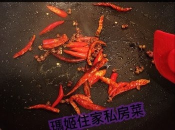 step5: 再下埋指天椒炒下