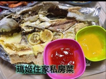 step9: 食嘅時候可以攞錘仔或者湯殼👉🏻敲打粗鹽（不過睇熱）👉🏻攞小刀在中間位置整開便可
完成～