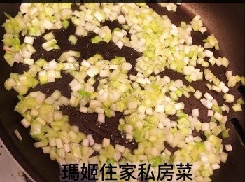 step3: ～下少許油👉🏻下韮王👉🏻炒香👉🏻下雞蛋炒👉🏻此時見差不多就下櫻花蝦👉🏻炒