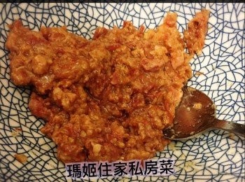 step2: ～熱鑊不用下油👉🏻下鹹牛肉炒溶👉🏻盛起備用
