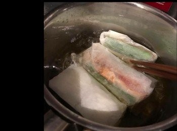 step3: 放入已包好的排骨，炸大概5-6分鐘，看到蔥段開始呈現黑色，這時候就差不多了