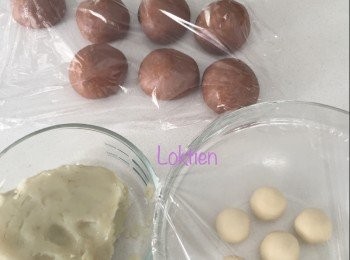 step1: 將所有<span class="group_1">麵包材料</span>放入麵包機按功能表選擇做麵糰的按鈕，待完成第一次發酵的程序後，取出，排氣，分成6等份，滾圓，靜止10分鐘。

將白肚子麵皮材料混合均匀後，分成6等份備用。