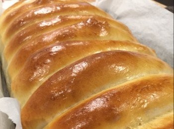 step1: 將材料放入麵包機裏，按做麵糰的按鈕至第一次發酵完成。取出麵糰並平均分成九份，滾圓，靜止10分鐘。