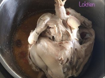 step3: 將整隻雞和其他材料放入鍋內，倒入大約一湯匙的黃酒。按下煮食電掣至跳起。之後再按多一次，當電掣再跳起時便完成。

不用調味，去雞油後便可享用一碗鮮甜的雞汁。