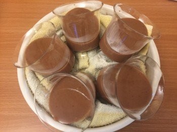 step5: 做好的<span class="group_1">朱古力味部分</span>，放入冰箱冷藏4小時，這時候重覆以上步驟做牛奶布味部分。