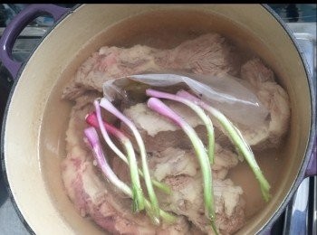 step3: 加薑恙及水，炆2小時。