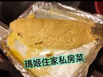 step8: 最緊要焗烏頭魚係要睇個粗鹽會唔會焗完變咗金黃色👉🏻如果焗出嚟變咗深色嘅金黃色就即是代表魚熟了