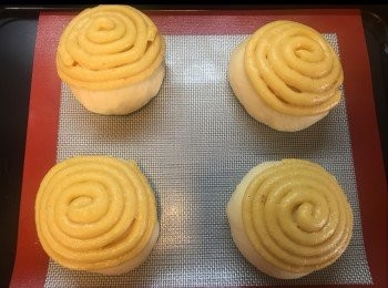 step10: 預熱200分鐘，焗10分鐘。
之後降至180度焗8-10分鐘。

《吱皮時注意份量！如果頭幾個吱得太多，就好似我咁，有個包唔夠吱呀⋯⋯》