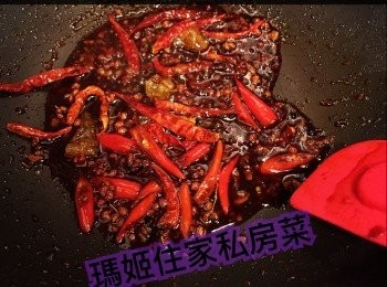 step6: 炒到咁上下👉🏻放三匙羹辣豆瓣醬👉🏻炒勻嘅時候就下鎮江香醋及冰糖煮溶