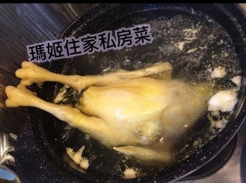 step2: ～雞洗乾淨👉🏻通常我會將雞頭同雞屁股切去
～凍水下薑片👉🏻水滾下雞汆水（<a href="https://bit.ly/3EZL8dD" target="_blank" data-keyword="雞胸" class="guide-link"><strong>雞胸</strong></a> <span style="display:inline-block;vertical-align:middle;margin-top:-3px;color:initial;border-radius:3px;padding:2px 3px;font-size:12px;line-height:14px;background:#87d300;color:#fff;">即買</span> 向上）👉🏻盛起備用