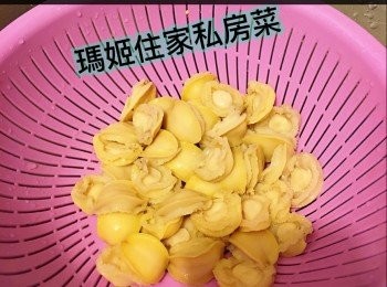 step2: 罐頭鮑魚倒起👉🏻冲水備用