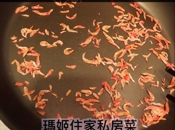 step2: ～韮王洗乾淨沖水👉🏻切粒👉🏻備用
～櫻花蝦👉🏻沖水👉🏻鯨乾水備用
～雞蛋發勻👉🏻下少許水👉🏻下鹽
～白鑊👉🏻下櫻花蝦👉🏻炒香（記得不用下油）👉🏻盛起備用