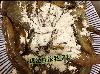 step2: ～鹹蛋黃預先隔水蒸3-4分鐘，用叉壓爛鹹蛋👉🏻備用
～蝦染上生粉👉🏻熱鑊下油👉🏻下蝦半煎熟取起👉🏻備用