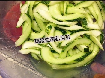 step3: ～下少許鹽在青瓜👉🏻拋下👉🏻等10分鐘到👉🏻讓青瓜出水👉🏻然後用水喉水沖一沖👉🏻用筲箕鯨乾👉🏻備用