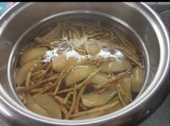 step4: 先用15碗水加入蘋果/竹蔗以小火煲15分鐘，其後加入魚腥草以中小火煲30分鐘，最後10分鐘加入冰糖。