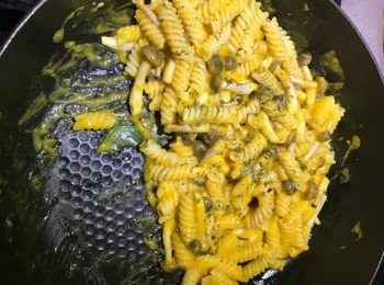 step6: 加入醬汁、鹽香草胡椒炒勻