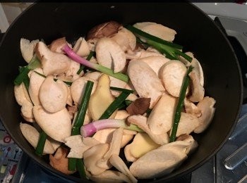 step2: 先將葱，姜，菇 鋪左煲上
再將魚放左配料上