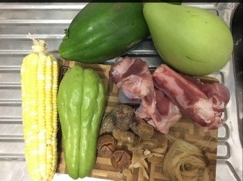 step1: 青木瓜去皮去籽，
葫蘆瓜、佛手瓜去皮
所有瓜切大塊清淨備用。
瑤柱、粟米鬚、百合、蜜棗洗淨備用