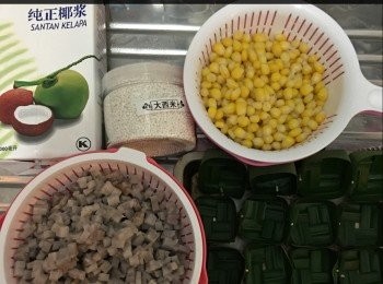 step1: 西米，燒一鍋滾水，大滾後放入西米煮5分鐘，途中不停攪拌
熄火蓋好焗20分鐘，至西米全透明；
煮透後用筲箕以冷水沖洗，然後用平底鑊放入西米及砂糖15克加熱拌勻