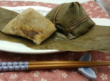 step1: 五花腩肉處理:
洗淨後切件,用五香粉,麻油,鹽,糖,老抽調味(可10日前準備,醃好放入冰格待入味,包之前一日放普通0一4度格溶雪)如不提早醃亦可以早一日醃肉,提早10日醃肉是相當入味的