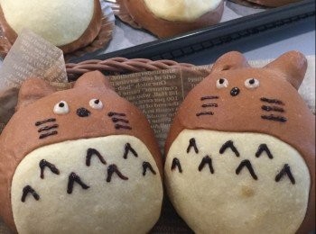 step5: 出爐放涼後，先用白朱古力漿畫上眼睛，待乾後，再用黑朱古力漿㸃上眼珠，畫出肚紋和鬍鬚。