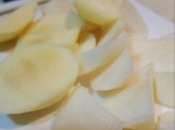 step2: 雪梨蘋果去皮、去核、切粒備用。
