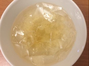 step1: 先把吉利丁片泡入冷水中備用。