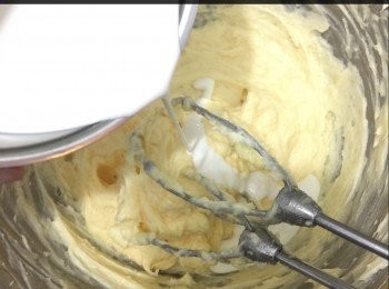 step2: 加奶及鹽拌混，加入粉類。