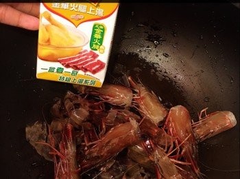 step4: ～煲滾水👉🏻下伊麵（伊面好快熟一件𣺉就要用筲箕盛起👉🏻用水喉水沖備用
～放下蝦殼👉🏻用金華火腿上湯+小許水滾一陣