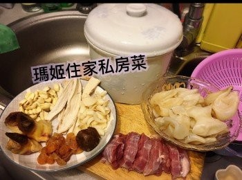 step1: ～雞泡膠預先浸發👉🏻洗乾淨備用
～紅螺解凍👉🏻洗乾淨備用
～圓肉 淮山 百合 浸軟👉🏻洗乾淨備用
～蓮子去芯👉🏻洗乾淨備用
～新鮮瘦肉👉🏻洗乾淨備用