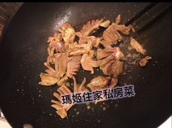 step6: ～熱鑊下油👉🏻落<a href="https://bit.ly/3uTwVKG" target="_blank" data-keyword="雞腎" class="guide-link"><strong>雞腎</strong></a> <span style="display:inline-block;vertical-align:middle;margin-top:-3px;color:initial;border-radius:3px;padding:2px 3px;font-size:12px;line-height:14px;background:#87d300;color:#fff;">即買</span> 炒香👉🏻盛起備用