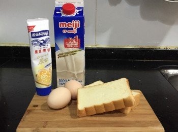step1: 把吐司沾上鮮奶、蛋液;