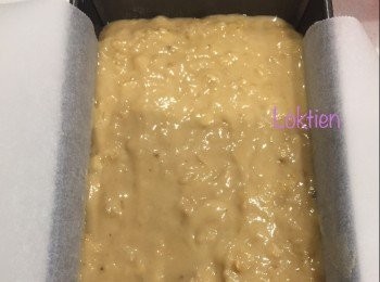 step2: 將粉漿慢慢地倒入已塾煮食紙的長型焗盆內。然後將焗盆拿起「登」二，三次，以便排出粉漿內的空氣。