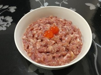 step4: 將豬肉放在碟上， 放上鹹蛋黃，用筷子在肉餅上刺多個小孔，  放入蒸爐大火蒸12分鐘
