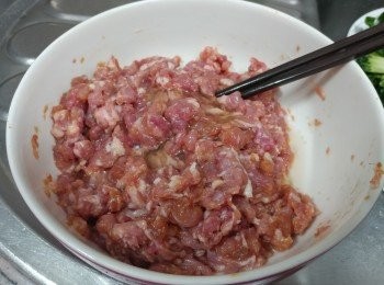 step3: 將半份混合蛋白加入豬肉中攪勻  (小秘技:  用蛋白代替用油， 令肉餅更香滑， 而且仲減少油膩。)