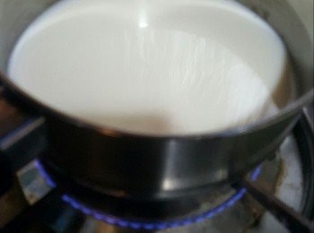 step3: 用小鍋把豆漿加熱至冒煙。（不需要滾）